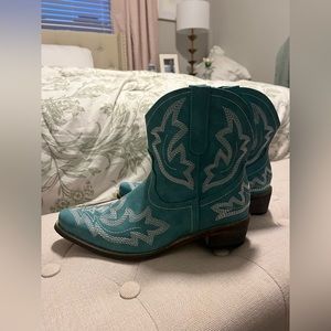 Teal short cowgirl booties size 7 never worn